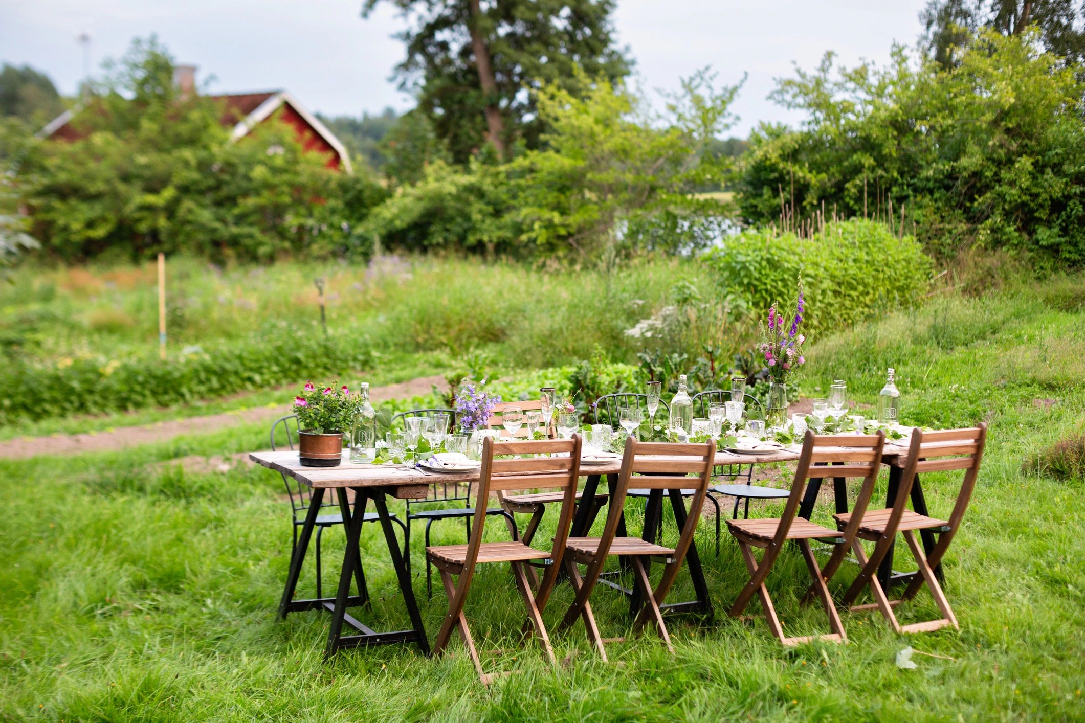 Outdoor dining table setting for foodservice